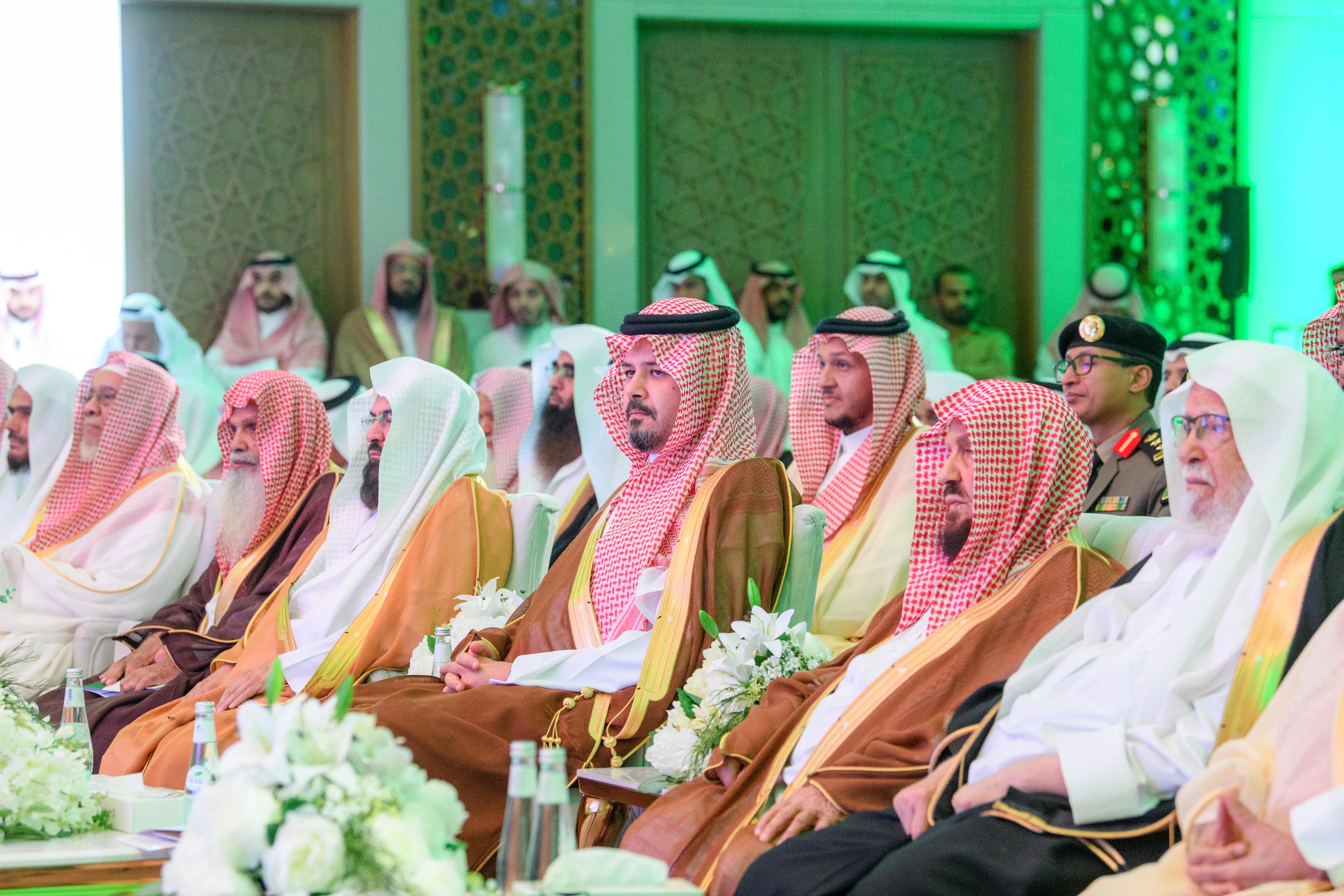 برعايةٍ وتشريفٍ من صاحب السمو الملكي الأمير سلمان بن سلطان أمير منطقة المدينة المنورة، انطلقت فعاليات ملتقى «مآثر سماحة الشيخ عبدالعزيز بن صالح – رحمه الله – وجهوده في المسجد النبوي»